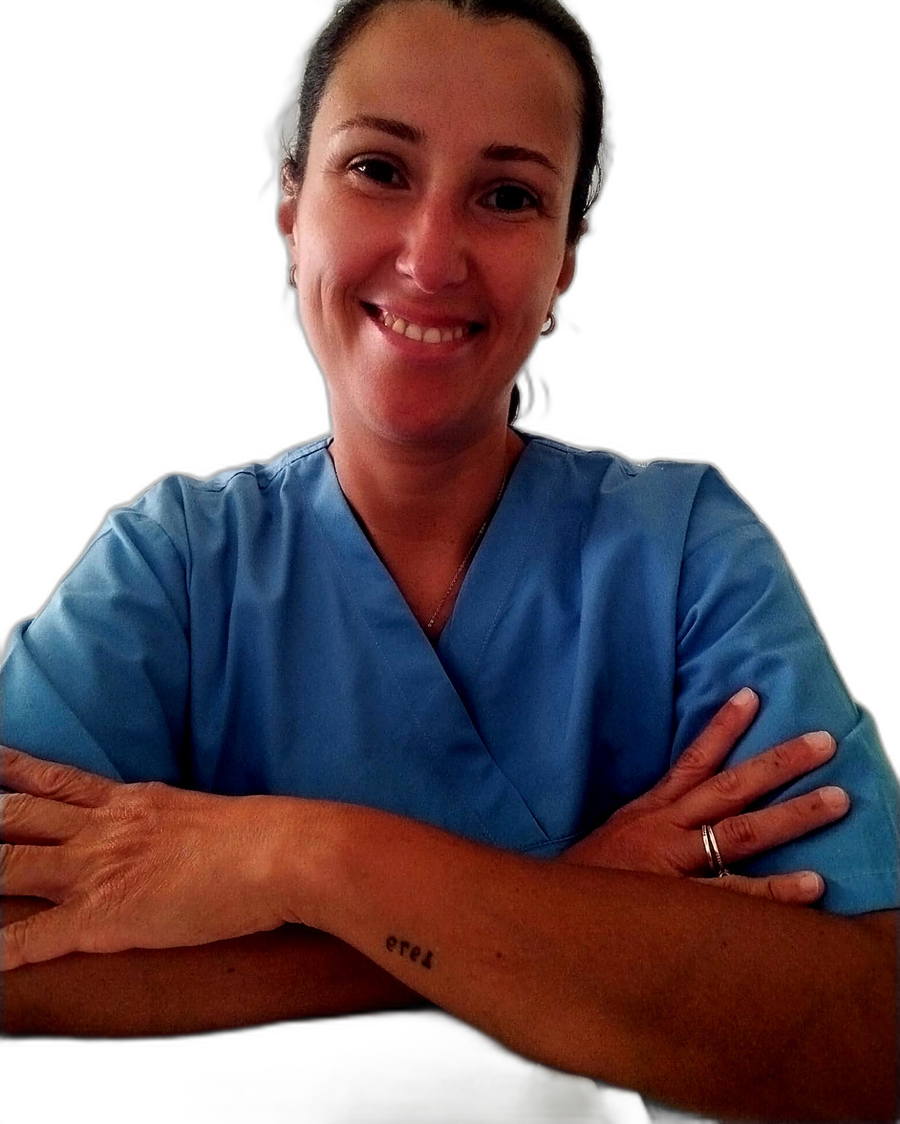 Giselle Freitas, Técnica Auxiliar de Saúde, sorridente e de bata azul, braços cruzados